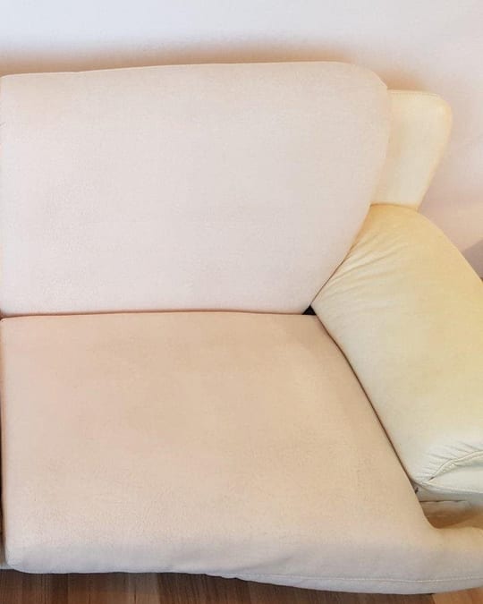 Canapé en tissu clair — assise gauche encore sale, assise droite nettoyée