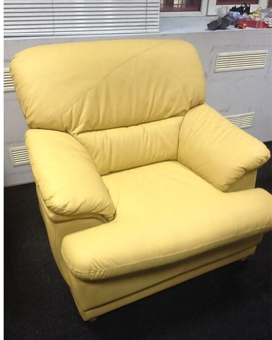 Fauteuil en cuir — sali puis nettoyé, redevenu jaune clair