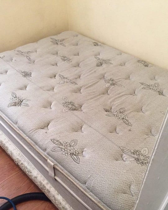 Matelas double — moitié encrassée à gauche, ravivée à droite après extraction